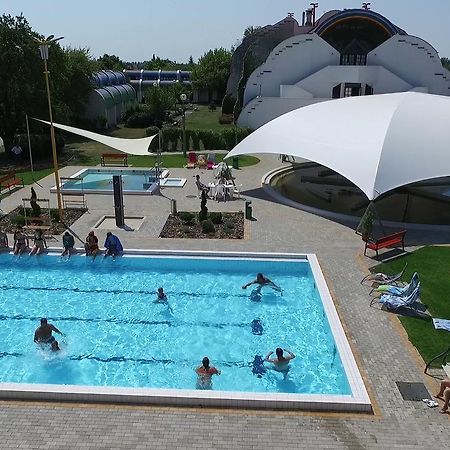 Hoforras Hotel Дьюла Экстерьер фото