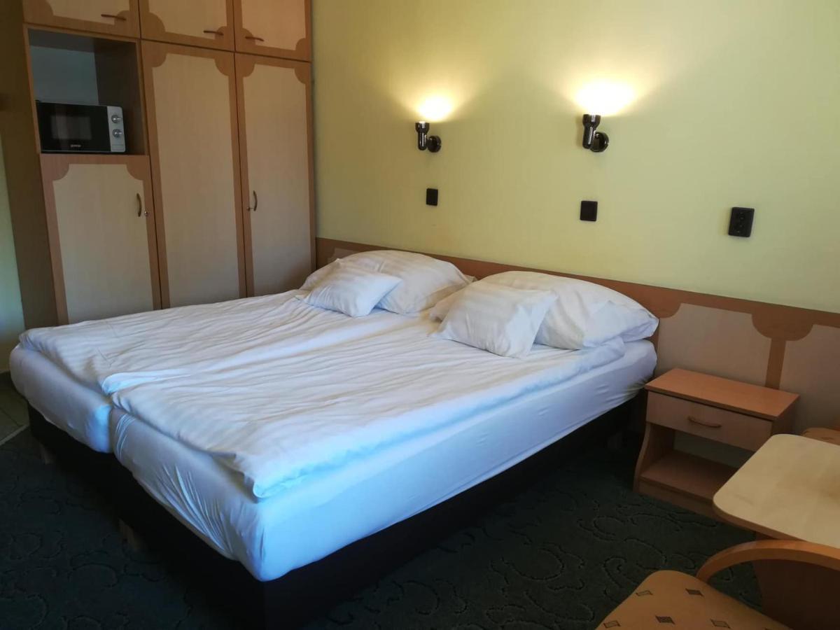 Hoforras Hotel Дьюла Экстерьер фото