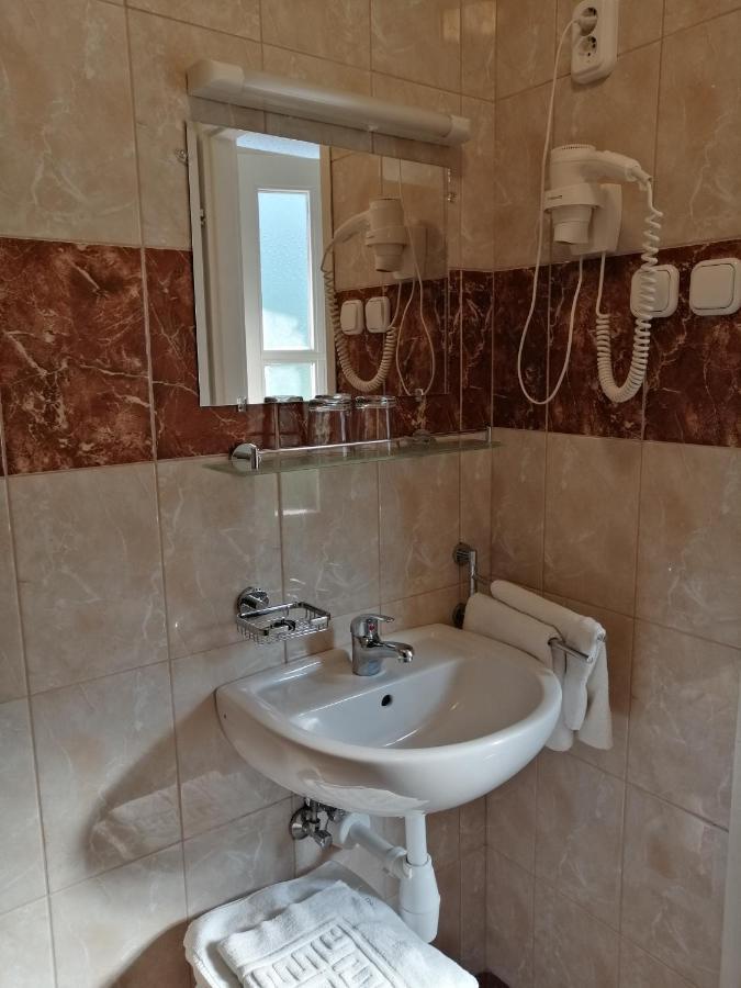 Hoforras Hotel Дьюла Экстерьер фото