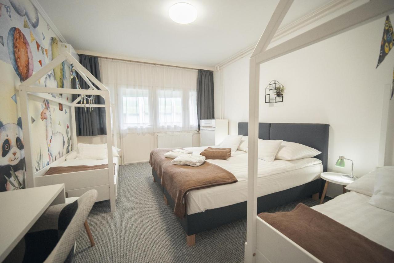 Hoforras Hotel Дьюла Экстерьер фото