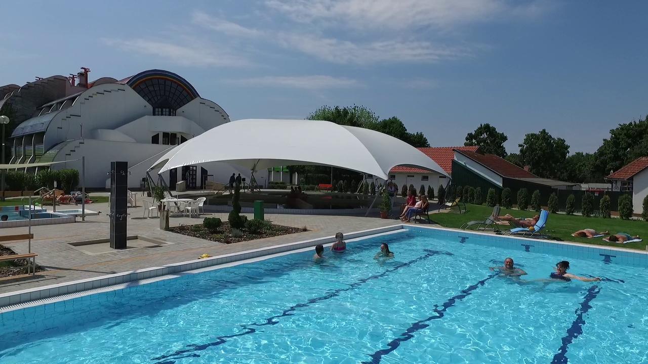 Hoforras Hotel Дьюла Экстерьер фото
