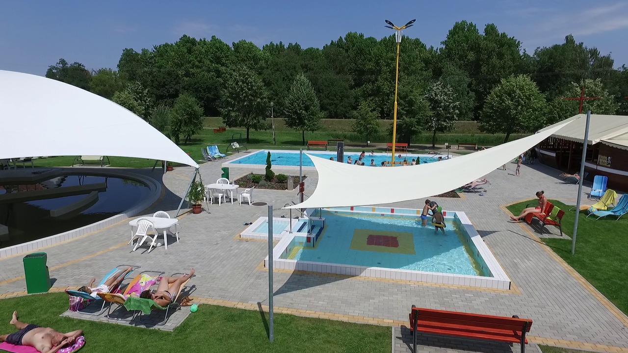 Hoforras Hotel Дьюла Экстерьер фото